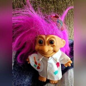 RUSS BERRIE TROLL 5 INCHES VINTAGE LIKE NEW FUCHSIA HAIR